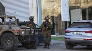 Injuries to 4 Palestinians in ongoing incursions by the Israeli army in the West Bank.