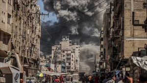 Israel kills a Palestinian waiting for aid and warns again of evacuating the city of Gaza.