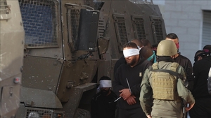 West Bank.. The Israeli army arrests 15 Palestinians in a series of raids.