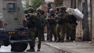 Among them are two children.. The Israeli army arrests 12 Palestinians in the West Bank.