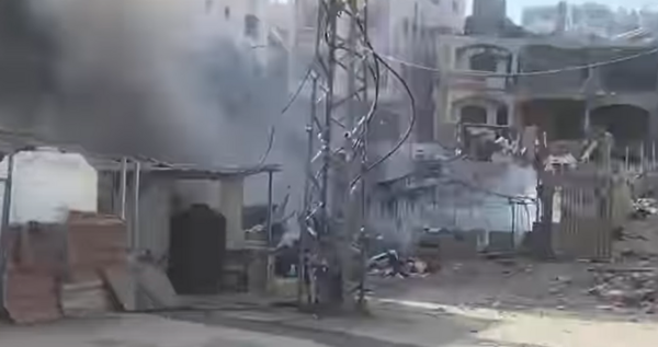 مستشفى العودة بغزة يناشد للتدخل لإخماد حريق اندلع بمستودع الأدوية 