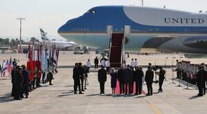 U.S. President Donald Trump arrives in Tel Aviv.. Netanyahu and the head of the occupying entity are there to welcome him.