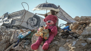 "دببة مفخخة".. الاحتلال يستلهم طريقة سوفيتية قديمة لمواصلة قتل أطفال غزة