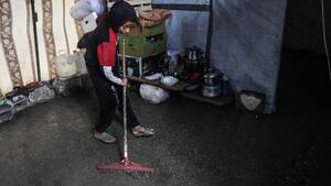 حماس: مياه الأمطار تغرق خيام النازحين وتحول المخيمات إلى برك من الوحل في قطاع غزة