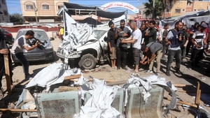 Gaza government: Israeli shelling injures Palestinians and threatens the lives of 70 journalists in a hospital.