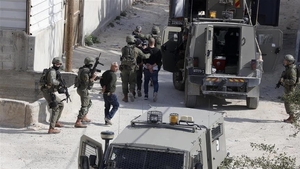 The Israeli army arrests 11 Palestinians and interrogates students in the West Bank.
