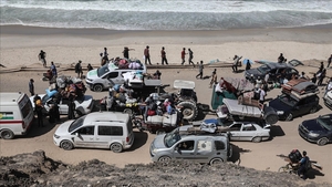 Widespread displacement from the city of Gaza as the Israeli army closes Al-Rasheed Street.